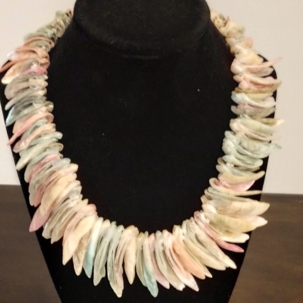 Vintage and colorful sea shell necklace with screw closure - Picture 6 of 7